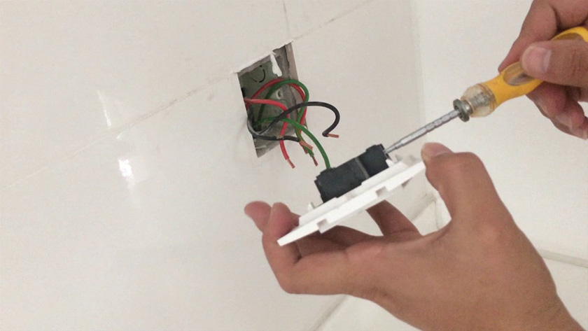 Hướng dẫn cách siết ổ cắm điện khi bị lỏng