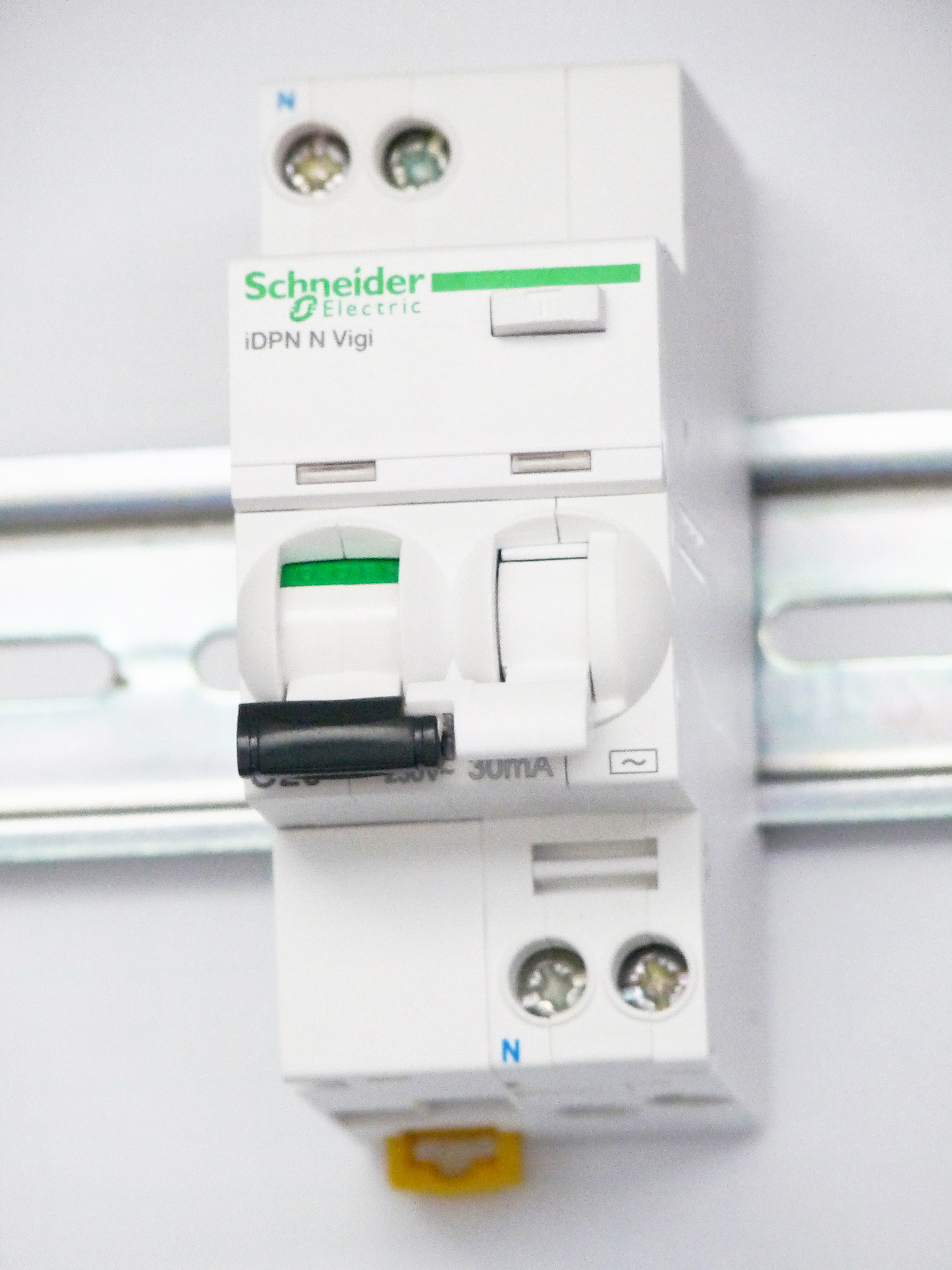 cau-dao-chong-giat-bao-ve-qua-tai-ngan-mach-va-chong-ro-schneider-rcbo