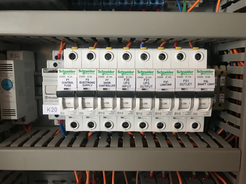 mua-thiet-bi-dong-cat-schneider