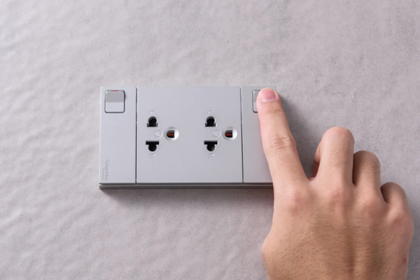 Xây nhà nên chọn công tắc ổ cắm nào tốt